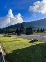 lokal- turister besök arjuna tempel komplex på dieng platå. wonosobo, indonesien foto