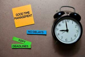 Bra tid förvaltning, Nej förseningar och hålls tidsfrister skriva på klibbig notera. isolerat på trä- tabell foto