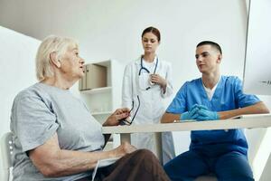 äldre kvinna på de läkares och sjuksköterska möten kolla upp foto