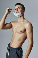 sport man medicinsk mask uppblåst torso hälsa skydd isolerat bakgrund foto