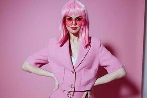 positiv ung kvinna ljus smink rosa hår glamour eleganta glasögon Färg bakgrund oförändrad foto