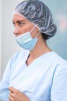 sjuksköterska med masken som inte täcker näsan