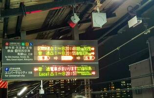Osaka, japan i april 2019. osaka slinga linje och jr yumesaki linje tåg ankomst information styrelse. foto