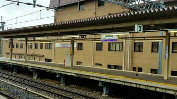 Kyoto, japan i april 2019. de plattform på arashiyama saga station. foto