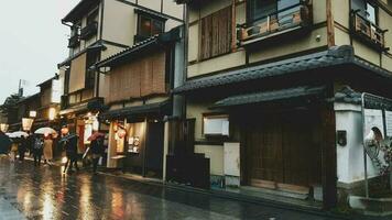 Kyoto, japan i april 2019. de atmosfär i de kväll innan solnedgång i de gion distrikt. foto