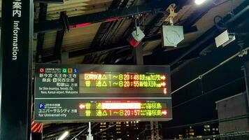 Osaka, japan i april 2019. osaka slinga linje och jr yumesaki linje tåg ankomst information styrelse. foto