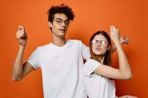 ung par i vit t-tröjor känslor roligt moda kommunikation foto