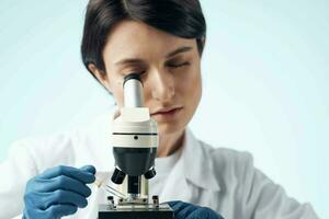 kvinna laboratorium assistent mikroskop diagnostik forskning vetenskap foto