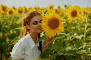 kvinna med två pigtails i en fält med blomning solrosor oförändrad foto