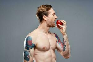 tatuerade man naken torso muskulös muskler sport kondition äpple hälsa foto