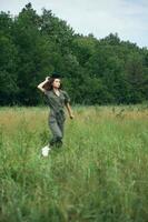 kvinna i de äng färsk luft promenader på de gräs resa livsstil foto