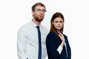 företag män och kvinnor i kostymer är stående sida förbi sida kommunikation finansiell kontor foto