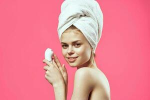 kvinna med bar axlar och hud rengöring kosmetologi hälsa rosa bakgrund foto