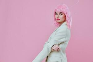 Söt ung kvinna i vit blazer rosa hår glamour kosmetika Färg bakgrund oförändrad foto