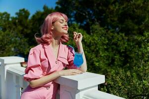 förtjust ung flicka med rosa hår sommar cocktail uppfriskande dryck oförändrad foto