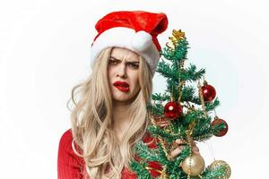 glad kvinna klädd som santa jul träd Semester gåva livsstil foto