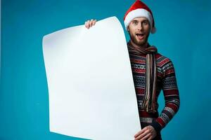 emotionell man i en jul vit attrapp affisch isolerat bakgrund foto