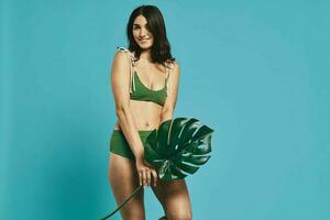 kvinna i grön badkläder strand väska Framställ mode sommar foto