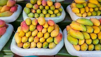 mango frukt hängande på en träd med en rustik trä- tabell foto