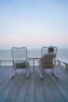 abstrakt fläck stol på balkong med hav bakgrund foto