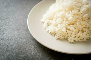 kokt ris på tallriken foto