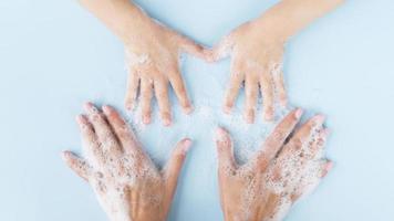 person som tvättar händerna med tvål. vackert fotokoncept med hög kvalitet och upplösning