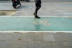 cykel körfält, trafik, stad transport och miljövänlig begrepp, grön cykel körfält med cykel tecken foto