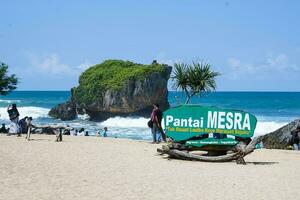 yogyakarta, Indonesien, Maj 10, 2023, skön tropisk hav strand med blå himmel, pantai mesra foto