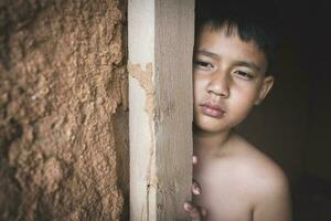 barn vem är offer av de mänsklig trafficking bearbeta. barn arbetskraft, begrepp av slut våld mot barn och mänsklig rättigheter. foto