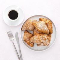ovanifrån franska croissanter kaffe. vackert fotokoncept med hög kvalitet och upplösning