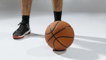 ung mans fötter som spelar basket. vackert fotokoncept med hög kvalitet och upplösning foto