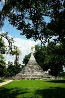 gammal phratad charehang vit pagod i wat pumin pratad tempel i nordlig av thailand foto