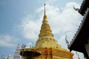 skön gammal stor gyllene pagod av wat pumin pratad tempel i nordlig av thailand foto