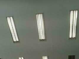 neon lampor den där belysa de rum av ett kontor. foto