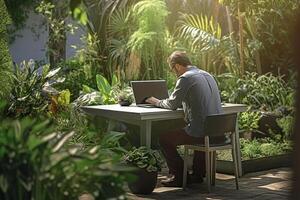 en man Sammanträde på en tabell utanför använder sig av en bärbar dator i en trädgård med generativ ai foto