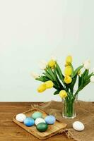 bukett av blommor i en vas färgrik ägg påsk Semester foto