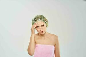 kvinna med bar axlar dusch keps hygien rena hud ansikte foto