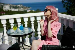 attraktiv kvinna rosa hår solglasögon fritid lyx årgång sommar dag foto