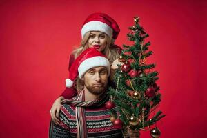 man och kvinna jul kläder Semester gåva röd bakgrund foto