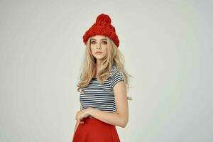 blond i en randig t-shirt röd hatt beskurna se glamour foto
