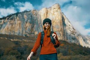 glad kvinna vandrare natur landskap klippig bergen resa foto