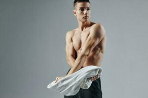 sportig man med handduk i hand Framställ muskler isolerat bakgrund foto
