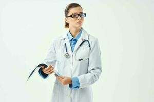 kvinna läkare i vit täcka medicin diagnostik hälsa professionell foto