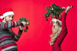 en man och en kvinna är stående Nästa till jul dekorationer roligt Semester foto