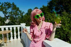 glamorös kvinna med rosa hår sommar cocktail uppfriskande dryck oförändrad foto