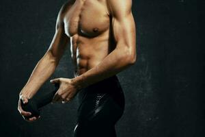 man idrottare uppblåst kropp träna Gym mörk bakgrund foto
