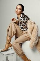 söt brunett i trendig kläder skjorta leopard brun mode stövlar foto