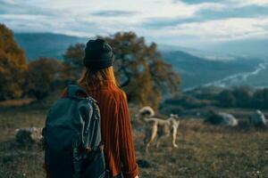 kvinna vandrare ryggsäck resa bergen landskap resa foto