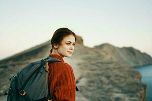 glad kvinna turist landskap bergen semester färsk luft foto