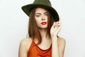 skön kvinna glamour röd mun hatt skönhet stil studio foto